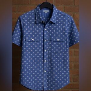 Eddie Bauer Men’s Large Blue Star Print Short Sleeve Button Down Shirt